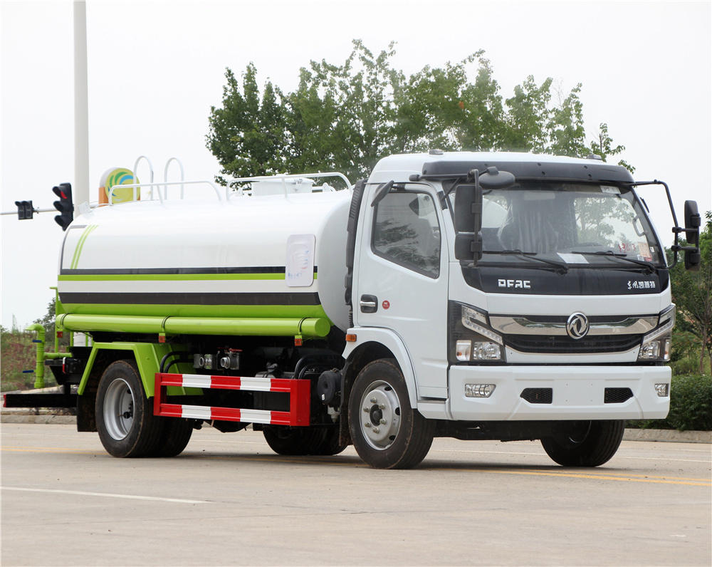 国六东风大多利卡 9.2吨洒水车
